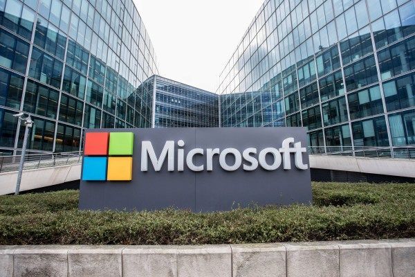 #Microsoft aims to train and certify 15,000 #workers on #AI skills by 2022. buff.ly/2Eh4tt0