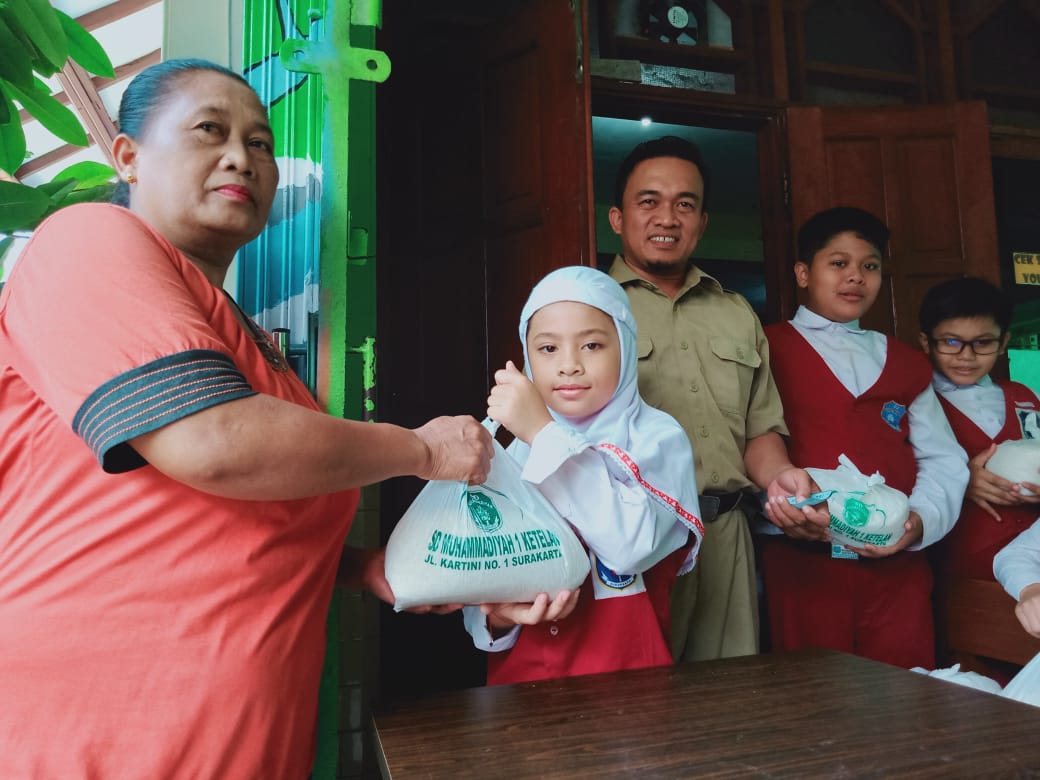 muhammadiyah's tweet photo. SD Muhammadiyah 1 Ketelan Salurkan Bantuan #muhammadiyah #persyarikatanMuhammadiyah #lensamu #organisasiMuhammadiyah #SobatMuhammadiyah #SobatMu #wargaMuhammadiyah #sdMuhammadiyah #sekolahMuhammadiyah https://t.co/I6mTUpseI9 https://t.co/VvBqMMSs0H