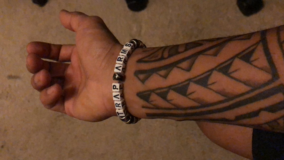 theJaegurz's tweet photo. Just found my first kandi some girl gave to me at my first EDC #TrapArms https://t.co/bFzLXWfoyM