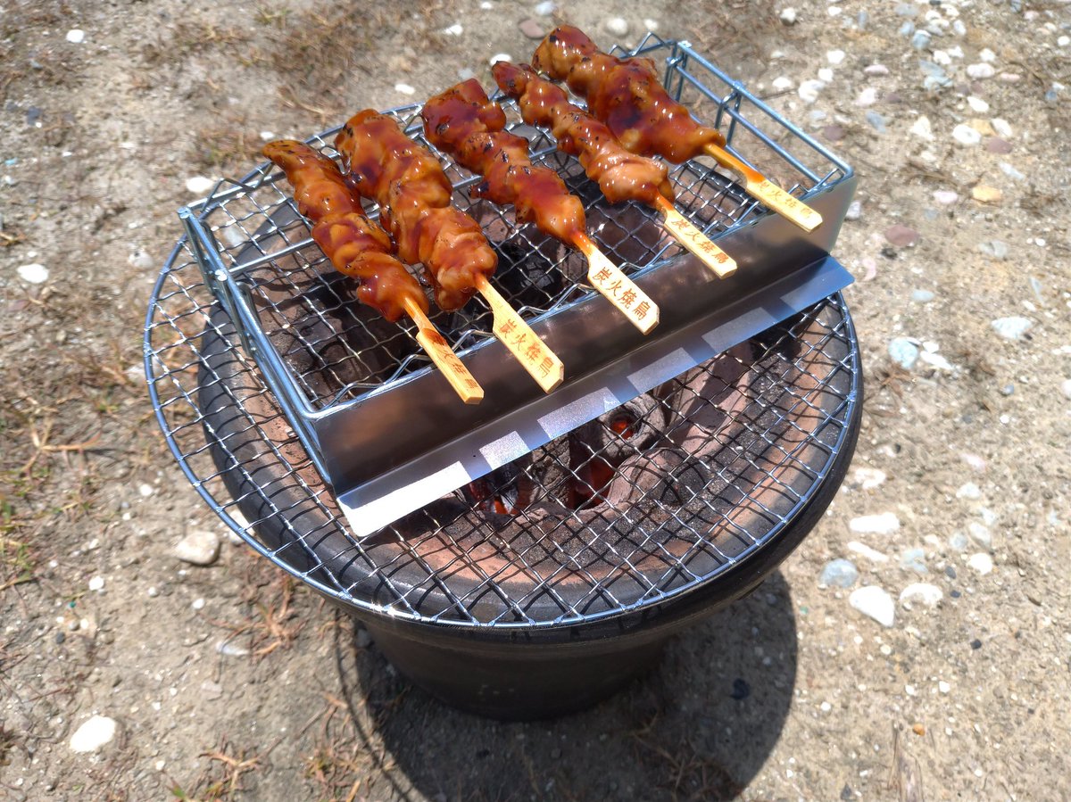 七輪太郎 今日は七輪で 業務スーパーで売っている冷凍焼き鳥 レンジで温めるよりおいしい でも ホームセンターで買った焼き鳥台には串が出ていないせいで相性が悪い