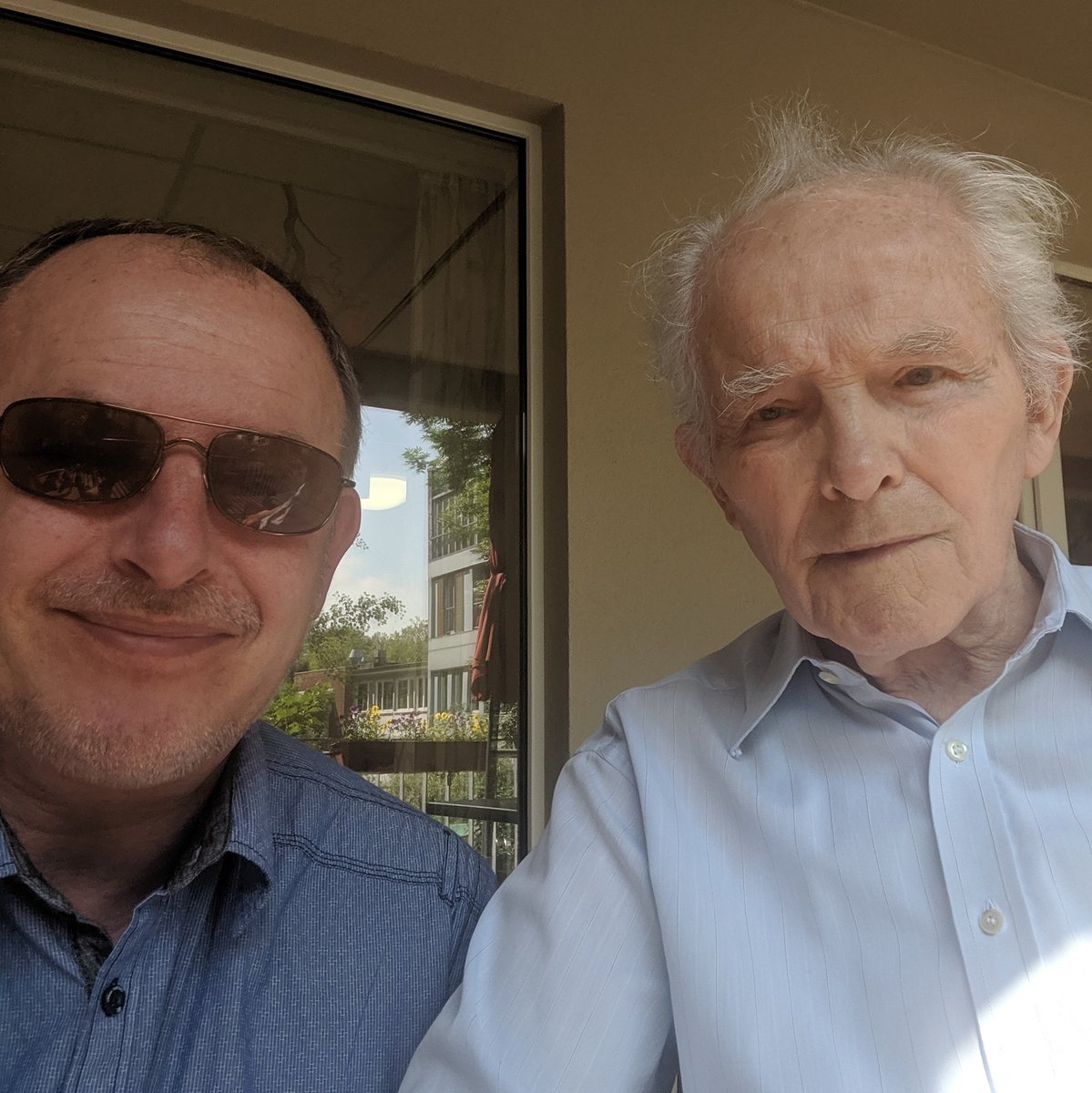Grüße vom Papa an die Leute da im Internet 👋
Wir sitzen noch ein wenig auf der Terrasse ☀️