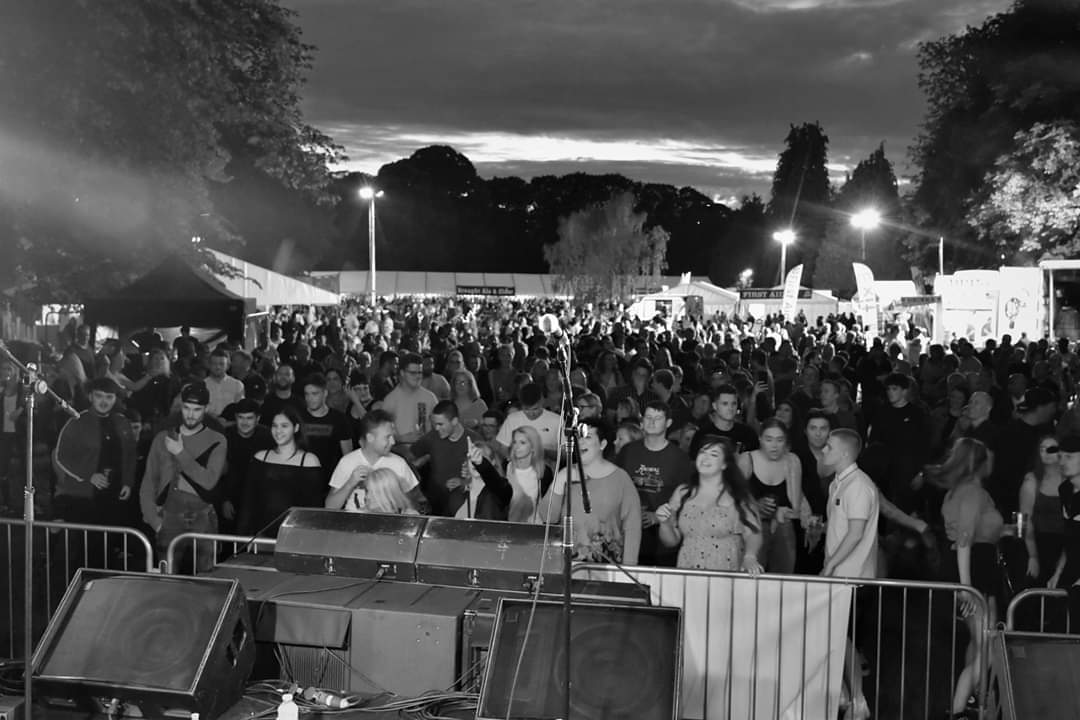 From the stage at the Northampton Beer Festival in Beckets Park last night where The 2 Tones were headlining, amazing crowd, great gig #livemusic #Northamptonshire @becketsbuddies @ChronandEcho