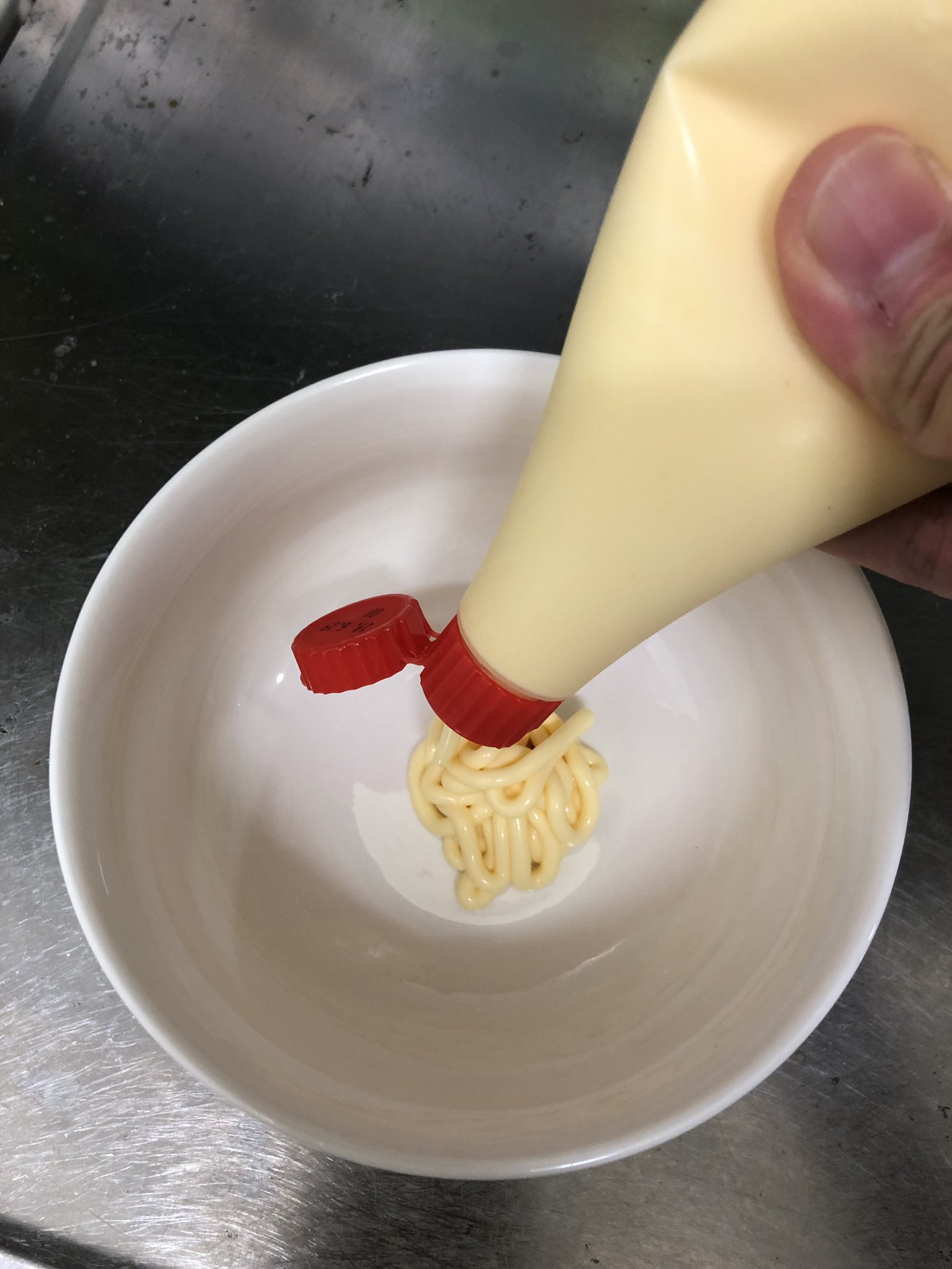 Grant ﾌﾟﾛﾍﾟﾗおじさん 最終回の人 マヨネーズ大さじ1くらいに麺つゆとラー油を垂らしてネリネリしたら 麺つゆと水を足して量と味の濃さを整えて 炒りごまと青ネギをまぶす いとも簡単に ジェネリック担々麺 が出来上がるので この夏そうめんに
