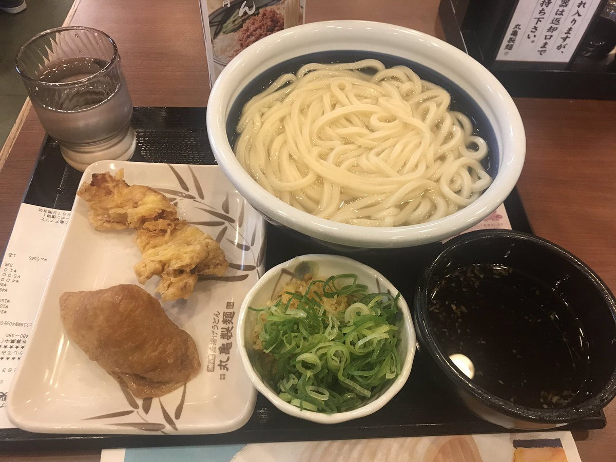 先月不覚にも行きそびれてしまったので、二ヶ月ぶりに #釜揚げうどんの日 を堪能してきました。桶がないので丼で提供されましたが、やっぱり桶の方が風情があって好きですね。知らない間にかしわ天が10円値上げしてて驚きました