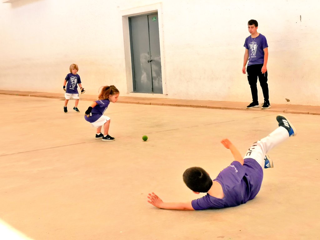 fedpival's tweet photo. Que bé s'ho passen els xicotets grans pilotaris a les Trobades de #querubins i #prebenjamins! 📍Meliana https://t.co/J6nISnXYKC
