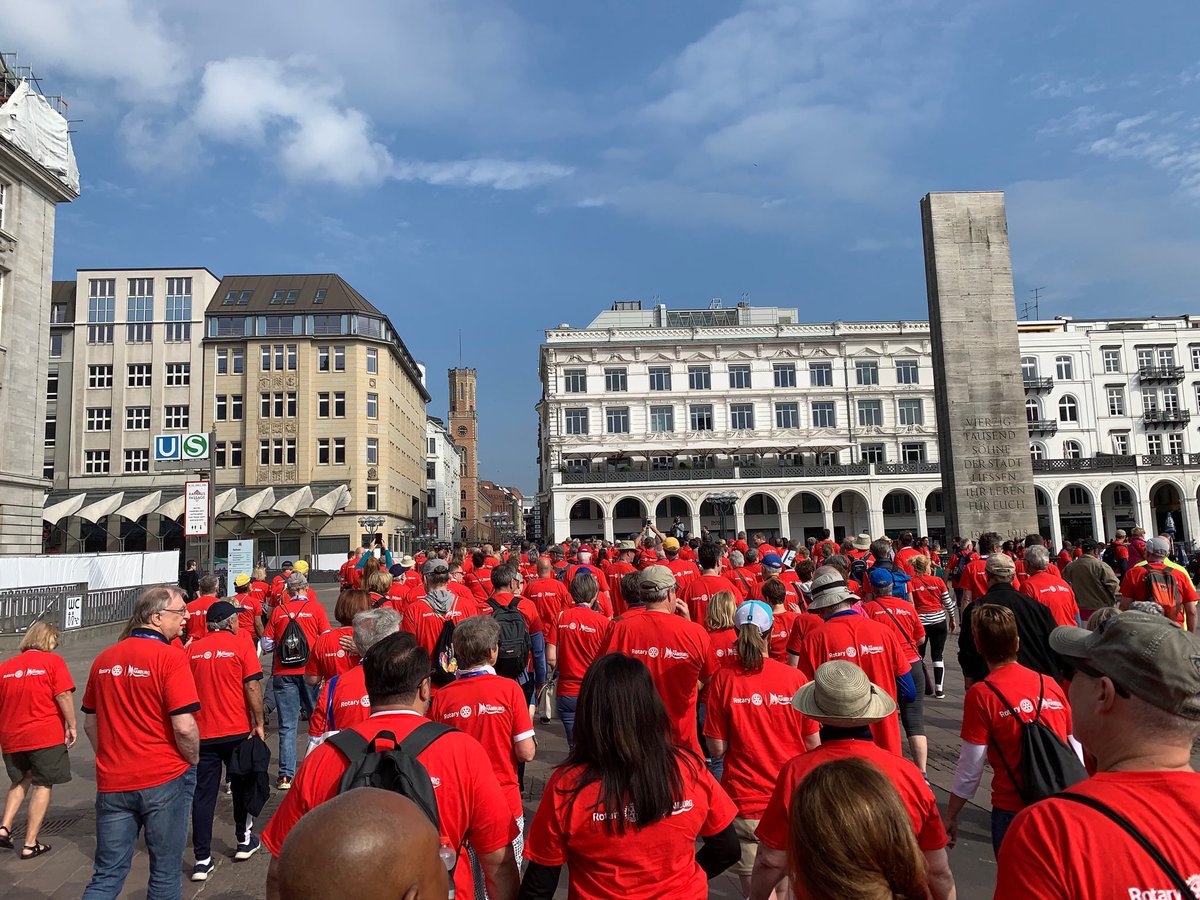 Close to 1000 runners enjoyed the marvelous weather and joined the #endpolio charity run in the center of Hamburg, Germany as part of the #Rotary International Convention #Rotary19 #RIC2019 @RIC2019