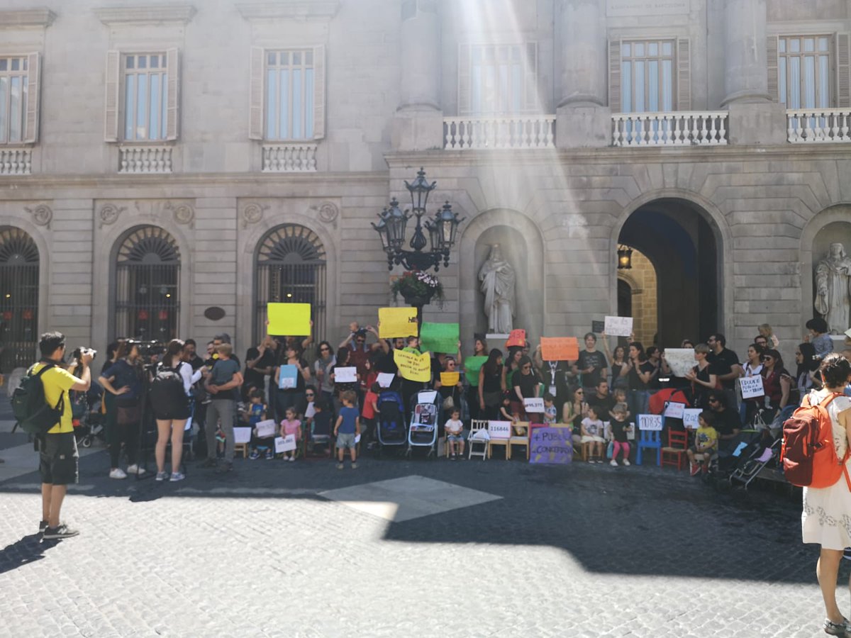som_ppepp's tweet photo. "No som números, som persones!!"

"Volem el nostre lloc, l'escola no és un joc!!!"

"Volem escola pública i de proximitat!!" https://t.co/bWzFUoJzHL
