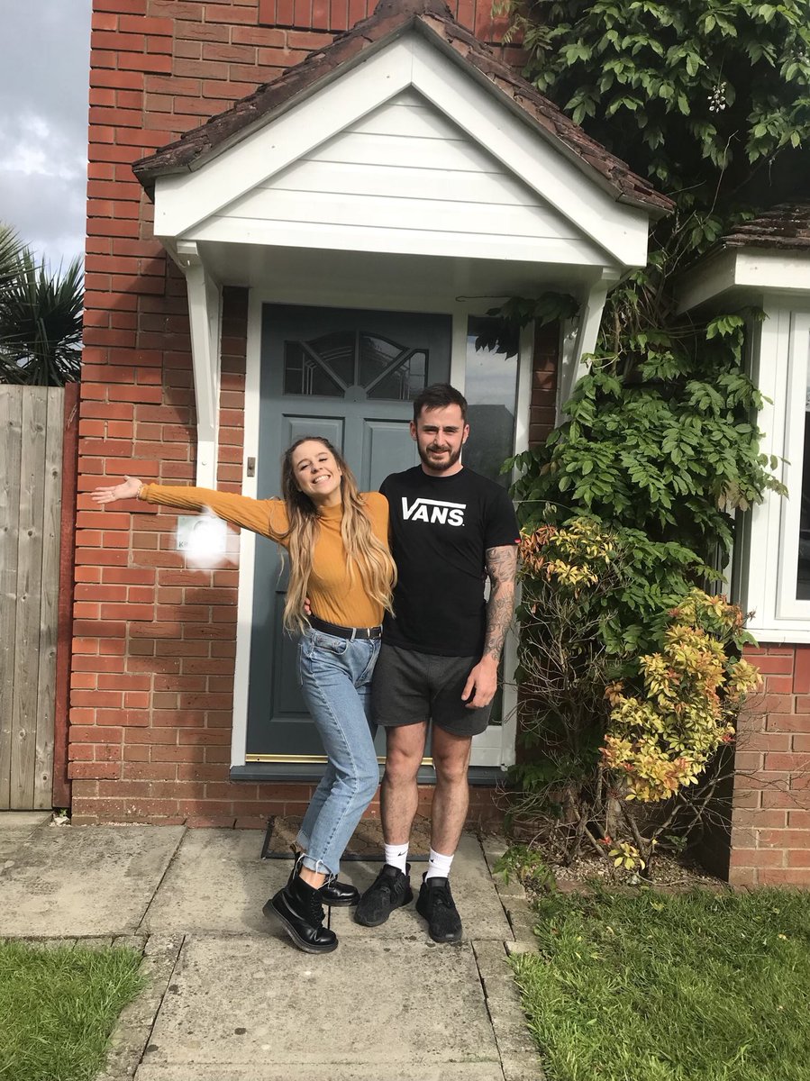 LucyAFellows's tweet photo. So yesterday we got the keys to our beautiful new home! #homeowners #grownup 👫🏠🗝 https://t.co/4yyiI6RRUd