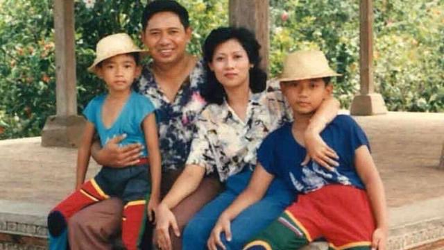 slimdiza's tweet photo. Thank you for showing us the till-death-do-us-part true meaning. #RIPAniYudhoyono https://t.co/LKIMsa9iqG