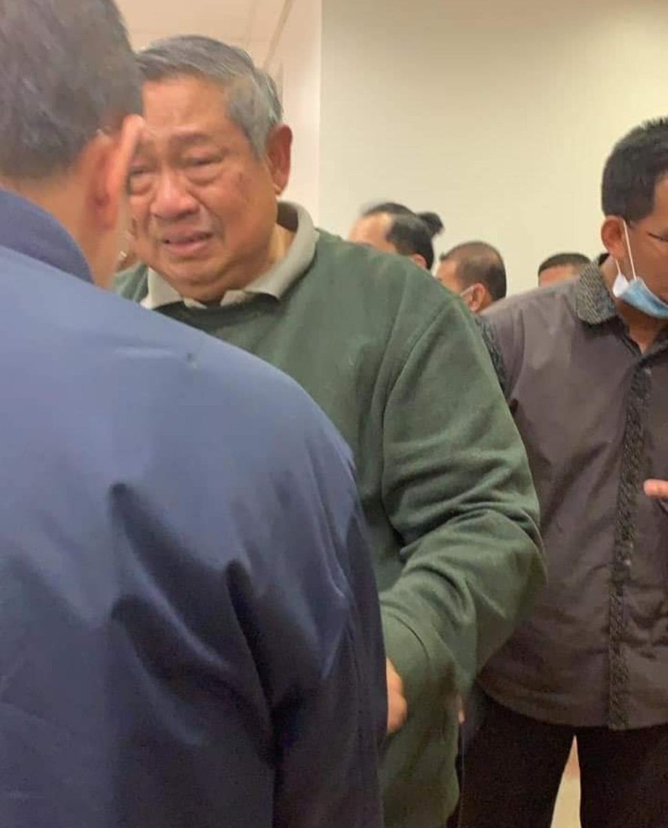 Hati siapa yang tak bergetar hebat melihat gambar ini? Seorang pria gagah yg sy kenal lewat media sejak 1999, memecah tangisnya seperti ini. 😢

Menangislah, jenderal. Tumpahkanlah. Dukamu adalah duka Indonesia. Tetaplah kuat.. ❤🙏🇮🇩

#RIPAniYudhoyono #SelamatJalanBuAni