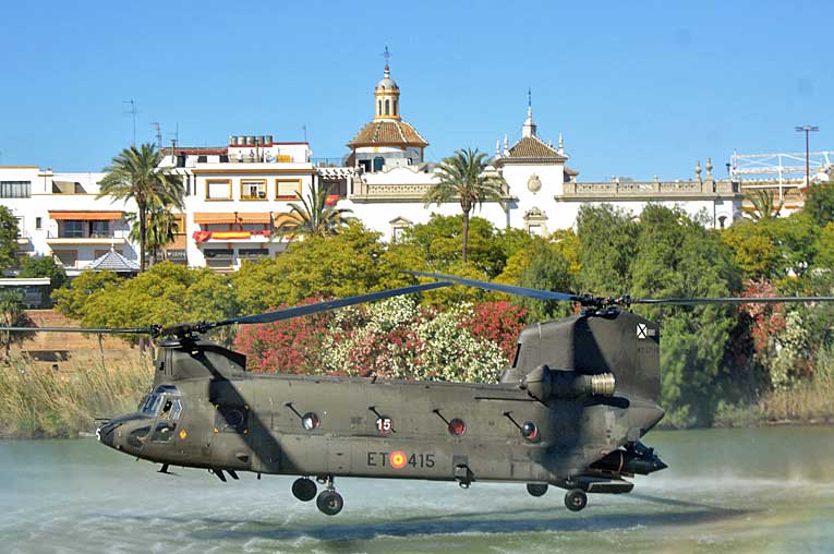DominguezArjona's tweet photo. DEMOSTRACIÓN OPERATIVA MILITAR EN EL RÍO GUADALQUIVIR CON MOTIVO DEL DÍA DE LAS FUERZAS ARMADAS 2019 EN #SEVILLA https://t.co/72dYrS8EN3 #DIFAS2019 #DIFAS19 #helicoptero #soldados https://t.co/P1TgmBBWpM
