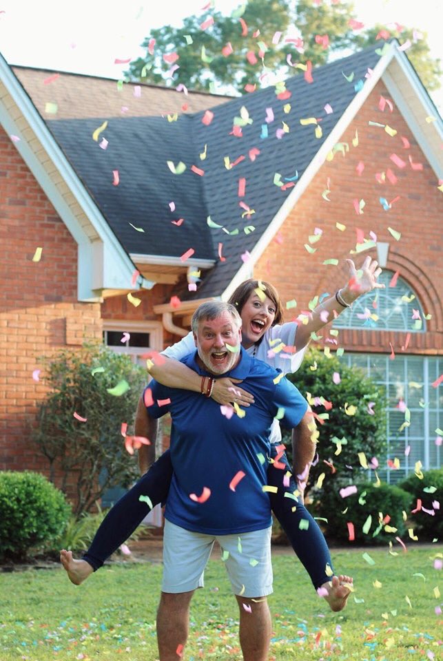 This couple did an “Empty Nesters” photoshoot to celebrate all their kids finally leaving home and I just 😂