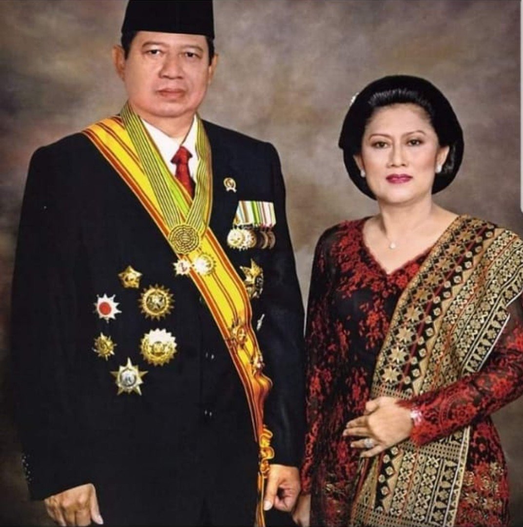 Inna Lillahi Wa Innailaihi Roji'un. Turut berduka cita yang mendalam atas berpulangnya Ibu Negara Indonesia 2004-2014, Ibu Ani Yudhoyono. Semoga amal ibadah almarhumah semasa hidup diterima di sisi Allah SWT 🙏😇💂 #RIPAniYudhoyono #Alfatihah