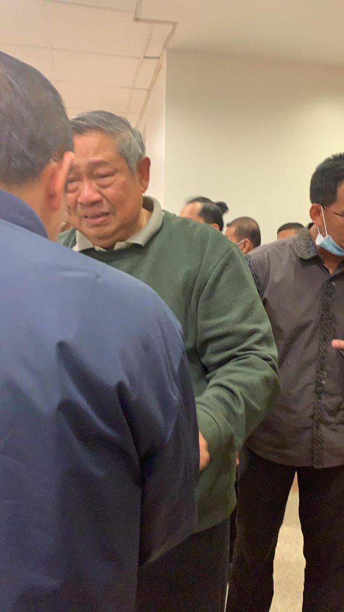 Tentunya yang paling merasa kehilangan adalah Bapak <a href="/SBYudhoyono/">S. B. Yudhoyono</a>. Tetap kuat pak, doa kamu yang terbaik untuk almarhumah

#RIPAniYudhoyono
#SelamatJalanBuAni
#Indonesiaberduka

*Photo copyright belong to the right owner.
