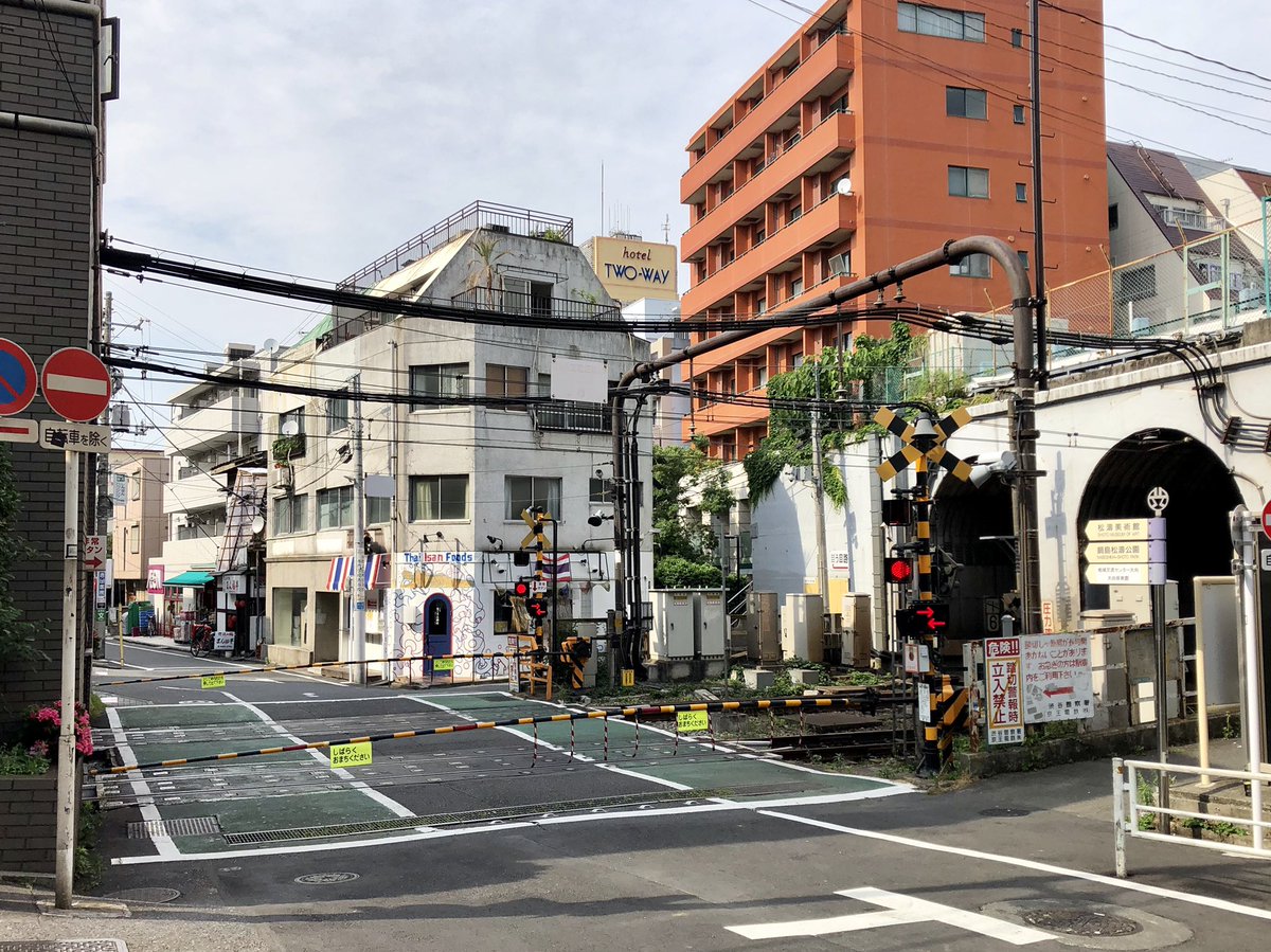 クロさん 駒場東大前駅 懐かしい まだ マクドナルドハンバーガー 表記の看板残ってたんだ S ﾟwﾟ ﾟ ﾟ マクドナルド Mcdonalds 京王井の頭線 駒場東大前 目黒区 クロさん歩 風景写真 Iphone8 T Co 6iifbmg5kl
