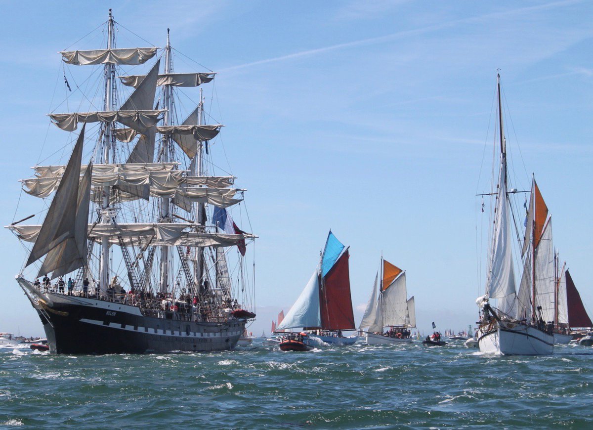 Voiles_Voiliers's tweet photo. Ambiance dans le Golfe, avant la grande parade. @semaine_golfe @troismats_Belem  https://t.co/GDs7Qjves8 https://t.co/3hA1lxPqgW