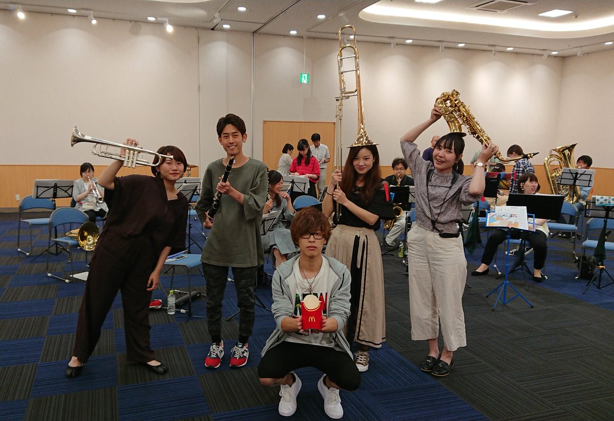 W_O_Unison's tweet photo. ただいま休憩中です🎺
このあと16:00…あと約30分で二部がスタートです！
一部とは違った曲も演奏しますよ🎷
イオンモール内にいる人もそうでない人も、イオンホールに集まれ〜！！！
#イオンモール日の出 #吹奏楽 #観覧無料 https://t.co/dPl1HEKuV5