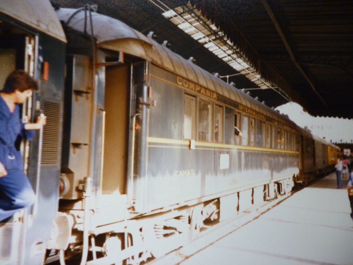 1984年マドリッド・アトーチャ駅。当時のスペインではフランスやドイツの旧型車が余生を送っていた。フランス製電気機関車は1955年にフランスで時速331㌔を記録した車種とそっくりで、フランスではとっくに見なくなっていた。そして、リスボン発の列車のレトロ寝台車。