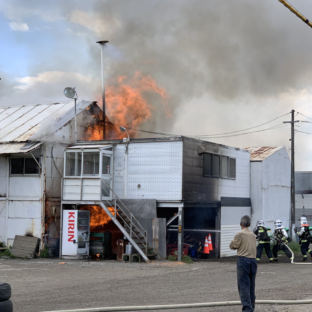 Tweet 火事 北海道札幌市白石区東米里の付近で大規模火災 周辺に煙が充満 6 1 Naver まとめ