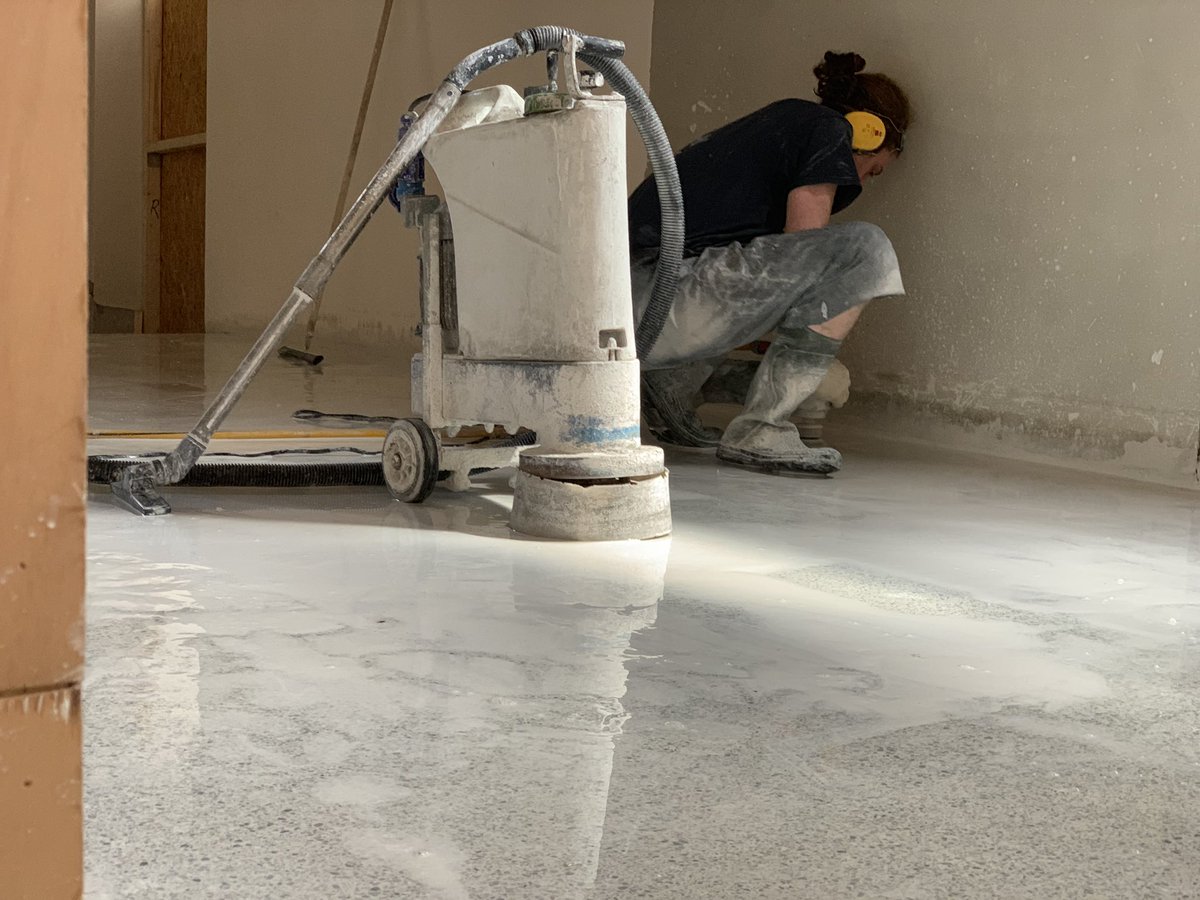 AdriaanJurriens's tweet photo. Met het schuren van het mengsel bestaande uit steenkorrels en gekleurd beton komt het bijzondere karakter van de terrazzovloer tevoorschijn. Het schuren wordt hier door de meesters van Scutigliani zelf gedaan. #renovatie #entreehal #Vlaardingen
https://t.co/YDYCqO59fc https://t.co/pV35xnw9Em