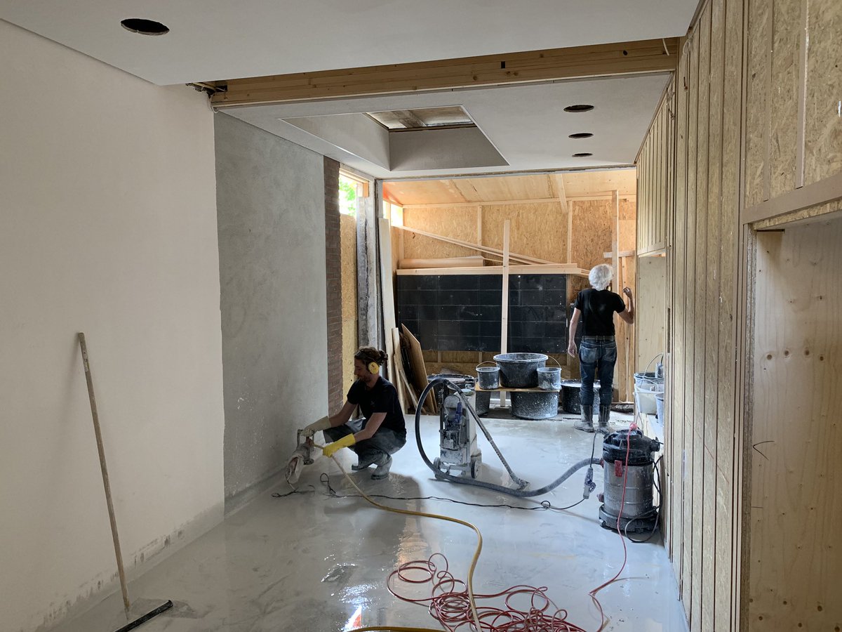 AdriaanJurriens's tweet photo. Met het schuren van het mengsel bestaande uit steenkorrels en gekleurd beton komt het bijzondere karakter van de terrazzovloer tevoorschijn. Het schuren wordt hier door de meesters van Scutigliani zelf gedaan. #renovatie #entreehal #Vlaardingen
https://t.co/YDYCqO59fc https://t.co/pV35xnw9Em