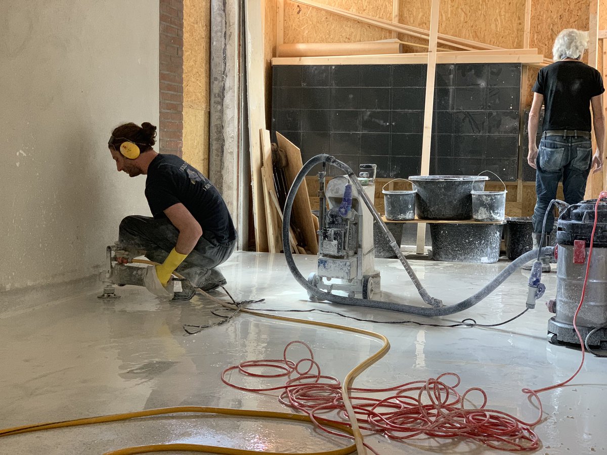 AdriaanJurriens's tweet photo. Met het schuren van het mengsel bestaande uit steenkorrels en gekleurd beton komt het bijzondere karakter van de terrazzovloer tevoorschijn. Het schuren wordt hier door de meesters van Scutigliani zelf gedaan. #renovatie #entreehal #Vlaardingen
https://t.co/YDYCqO59fc https://t.co/pV35xnw9Em