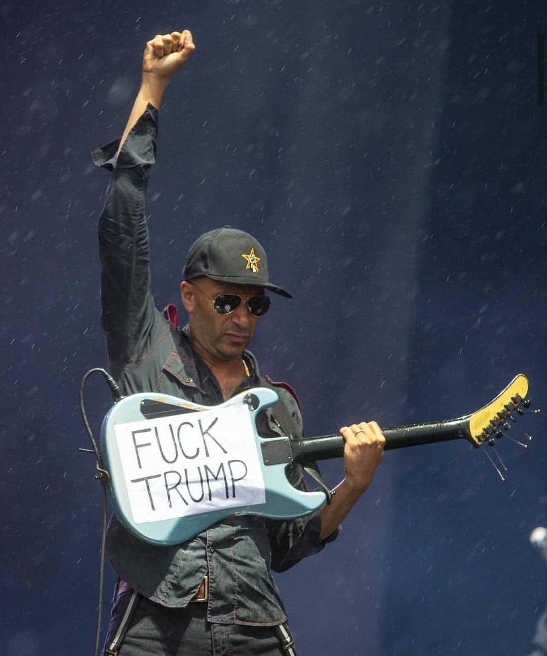 Happy Birthday Tom Morello.

Klo buat orang sini pasti ud diciduk duk hahababa... YOU ROCK TOM 