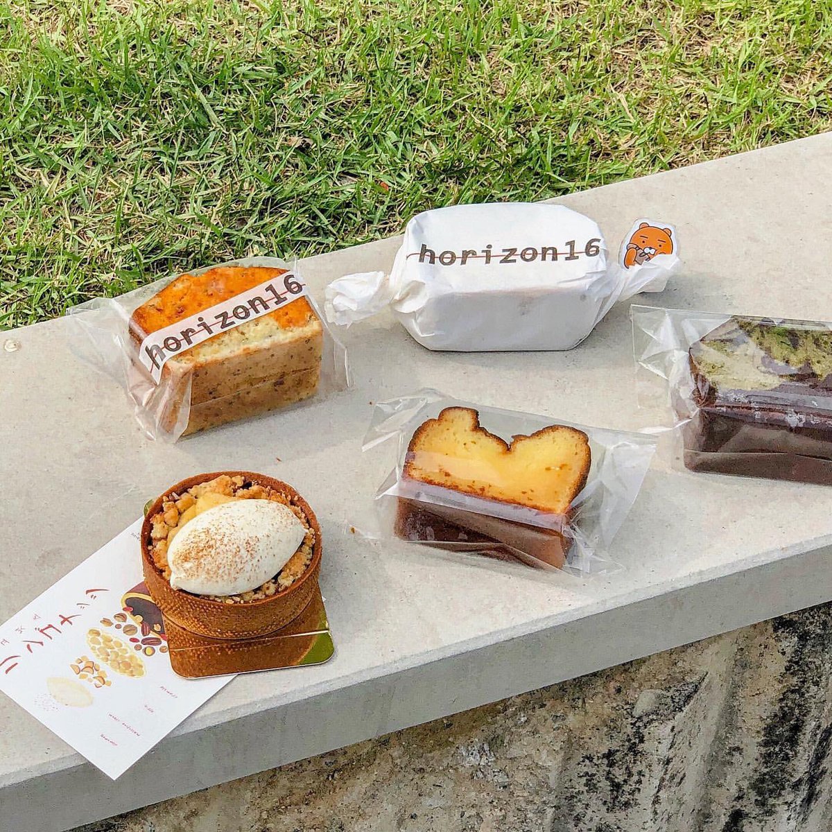 배고파 ペゴパ No Twitter 韓国 ソウルにある おしゃれなケーキ屋さん Horizon16 焼き菓子がとっても美味しいと話題の 人気のケーキ屋さんは おしゃれなロゴの パッケージがインスタ映え ケーキにマカロン悩んじゃう 서울특별시 마포구 성미산로