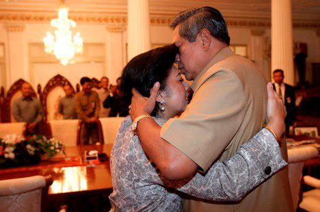 #SelamatJalanBuAni
Kau pergi di awal Juni 
Di Ramadhan yang suci
Mudah2an Pak <a href="/SBYudhoyono/">S. B. Yudhoyono</a> mas <a href="/AgusYudhoyono/">Agus Harimurti Yudhoyono (AHY)</a> dan keluarga,
tegar menghadapi

#RIPAniYudhoyono