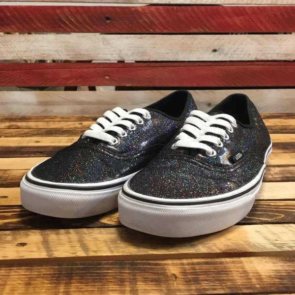 j_lez93's tweet photo. So good I had to share! Check out all the items I'm loving on @Poshmarkapp #poshmark #fashion #style #shopmycloset #vans: https://t.co/LkTwifADUF https://t.co/JHrnlauUf3
