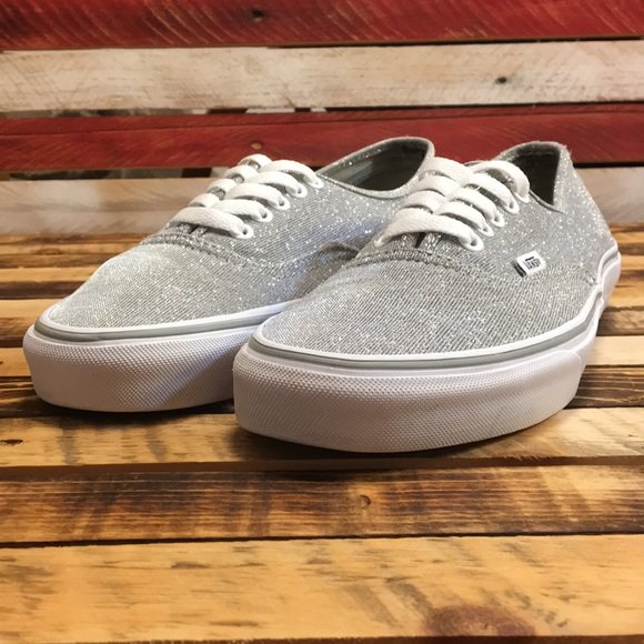 j_lez93's tweet photo. So good I had to share! Check out all the items I'm loving on @Poshmarkapp #poshmark #fashion #style #shopmycloset #vans: https://t.co/LkTwifADUF https://t.co/JHrnlauUf3