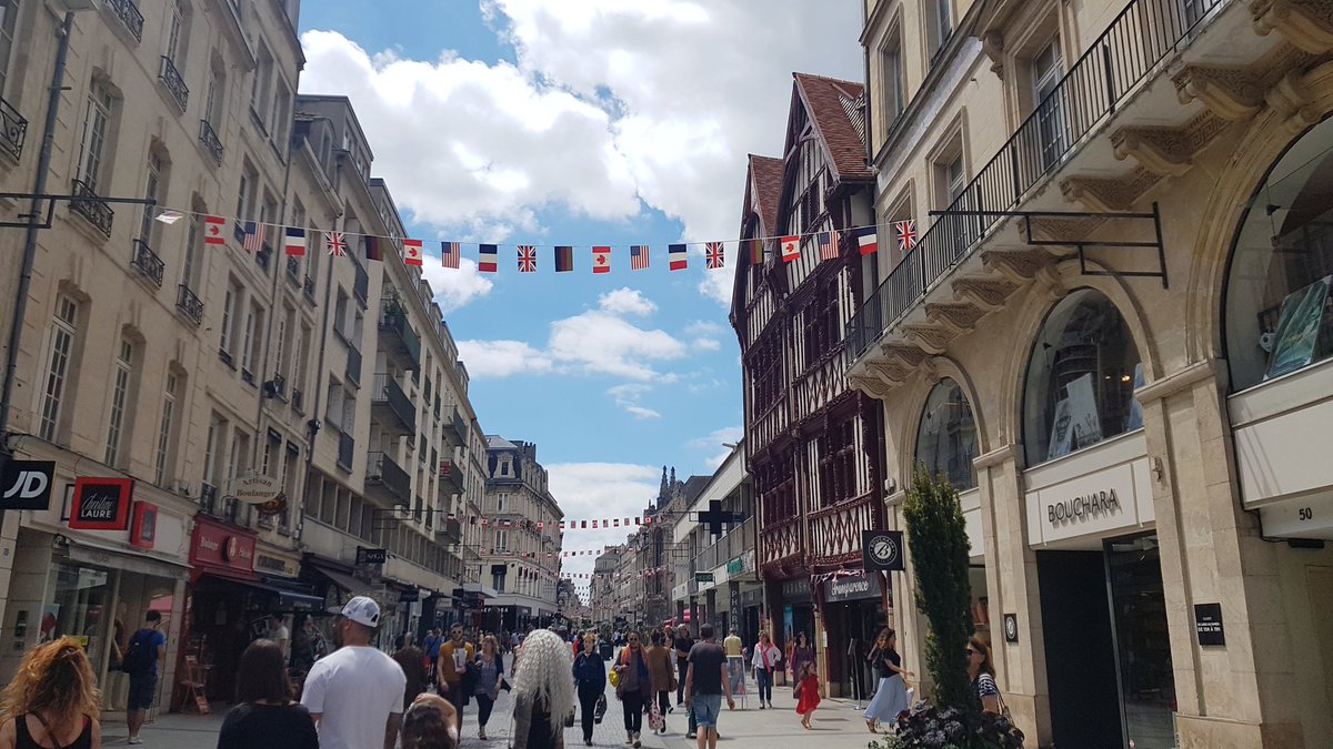CaenOfficiel's tweet photo. Bjr #Caen❤️ ! Un beau wkd commence, vous allez pouvoir profiter de la ville, de #CaenPuces sur le port, de la projection en plein air @KinoDday, de la fête du vélo, du tournoi @Tournoi_Pingeon, mais aussi des musées @mbacaen et @MuseeNormandie gratuits 😍 https://t.co/E7QNLZAZMm. https://t.co/0OOqPiWczV