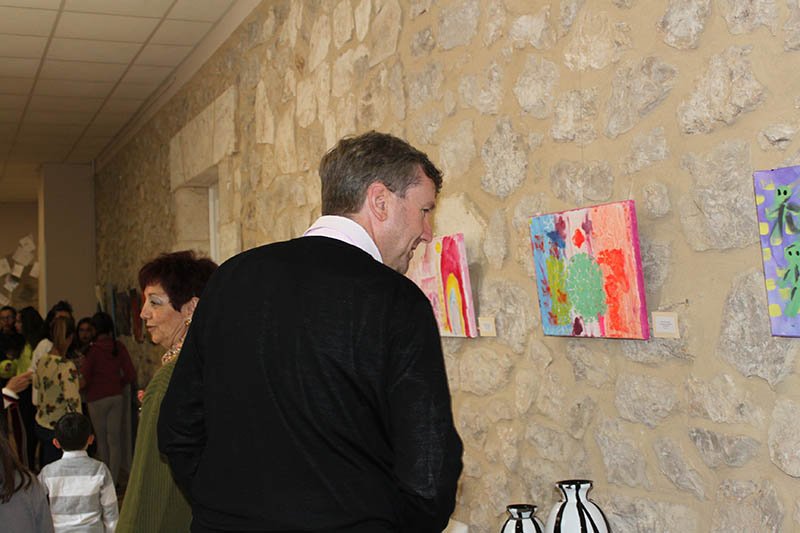 unipecburgos's tweet photo. Inauguración por el Alcalde de Burgos de la exposición de cuadros de la Catedral de Burgos hechos por los niños/as de AFALVI. #UNIPEC #AFALVI #catedrales #pintura https://t.co/ltBnwSUupT