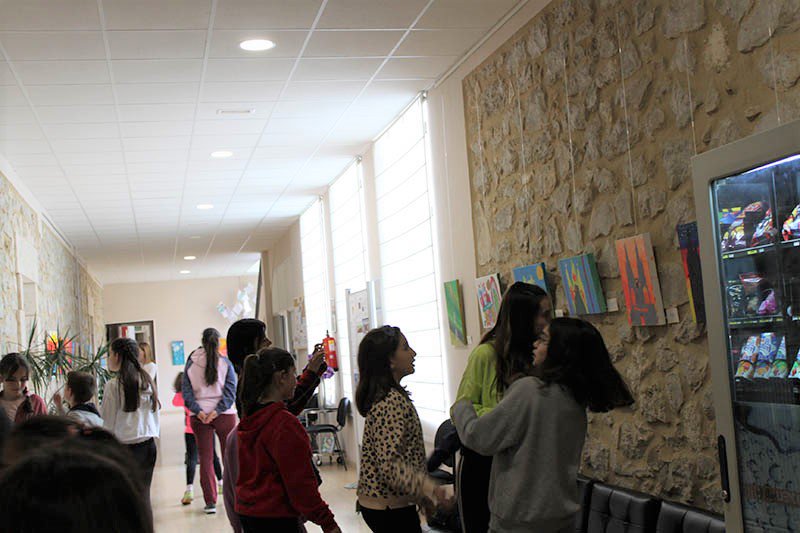 unipecburgos's tweet photo. Inauguración por el Alcalde de Burgos de la exposición de cuadros de la Catedral de Burgos hechos por los niños/as de AFALVI. #UNIPEC #AFALVI #catedrales #pintura https://t.co/ltBnwSUupT