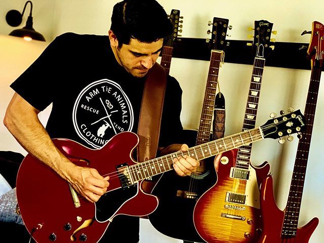 TheFullSuns's tweet photo. Guitar Room 🎸😎🎸 #armtheanimals #guitarsofinstagram #guitarporn #es335 #gibsonguitars #houseofguitars #gibsonlespaul #gibsongram #indiemusic #alternativerockmusic #rack @armtheanimals https://t.co/ijJ0AxC5KJ