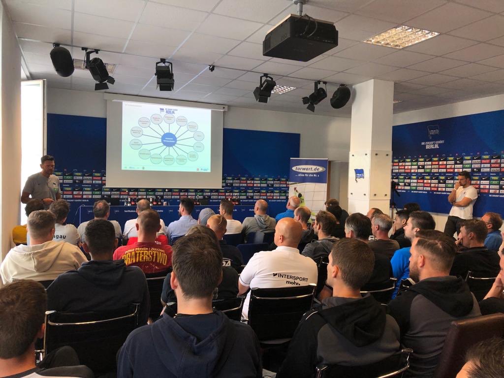 Torwarttrainer Workshop Hertha BSC und Torwart.de erfolgreich gestartet. Erste Einblicke in das Herthaner Torwartkonzept durch Zsolt Petry und Ilja Hofstädt vermittelt.