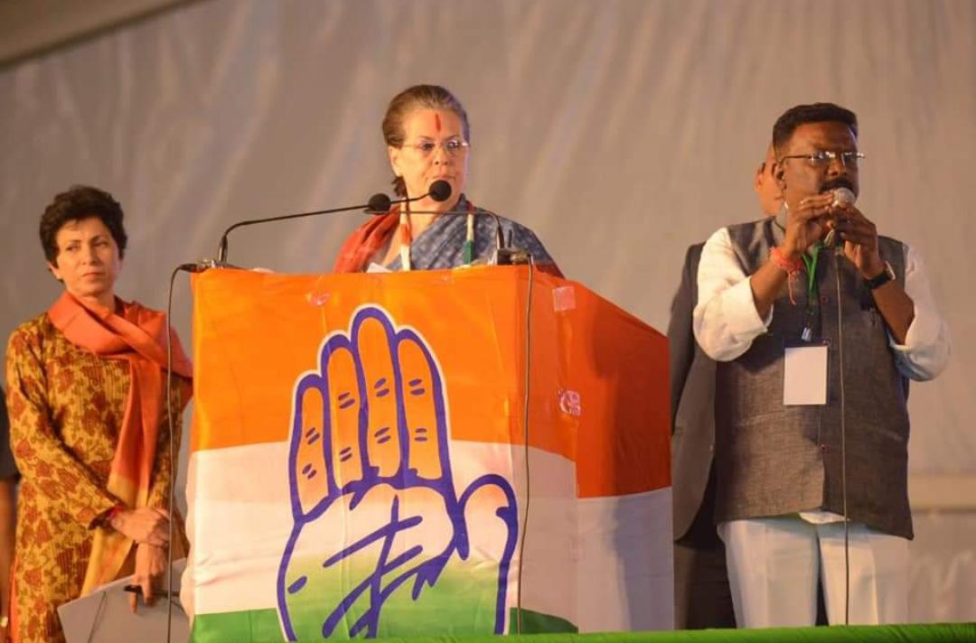sravandasoju's tweet photo. Hearty Congratulations to Smt. Sonia Gandhi Ji on being elected as a Leader of the @INCIndia Parliamentary Party.💐💐🙏🏻🙏🏻

#CongressParliamentaryParty
#SoniaGandhi

@AICCMedia @ProfCong @INCTelangana https://t.co/SrQNU1mYAc