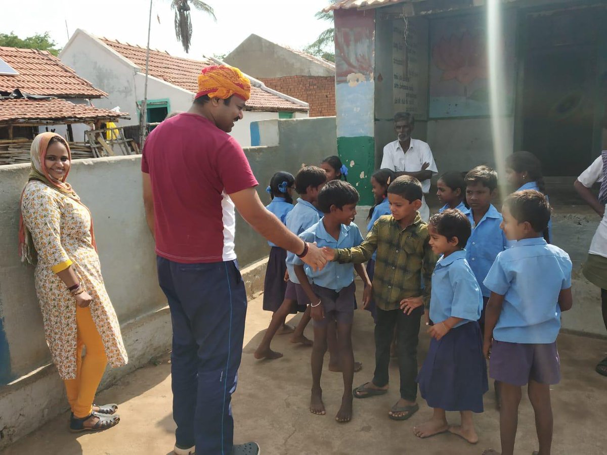 yuva_brigade's tweet photo. #GramSvarga
Yuva Brigade has decided to adopt a village #Doddane in Chamrajnagar and transform it in order to give basic facilities to common people there.
As of now, people have to walk 7 kms,Unclean Drinking Water, lack of Medical facilities,gas connections & road connectivity. https://t.co/DOe9IwbmMh