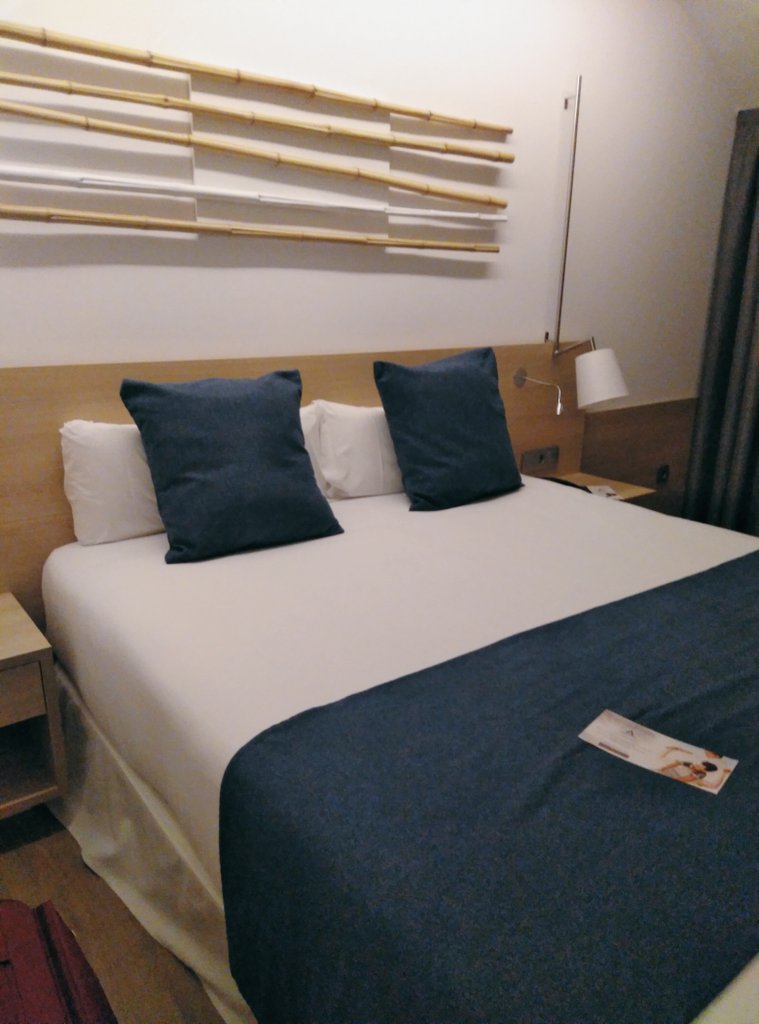 viajemochileros's tweet photo. Hemos dormido genial en el @aquahotel #OnaBrava, hotel spa aunque lo que queremos es catar la piscina 🏊#BcnTB6 #WowMaresme #bcnmoltmes Lo dejamos para esta tarde 😜 https://t.co/jQTbAJef0U