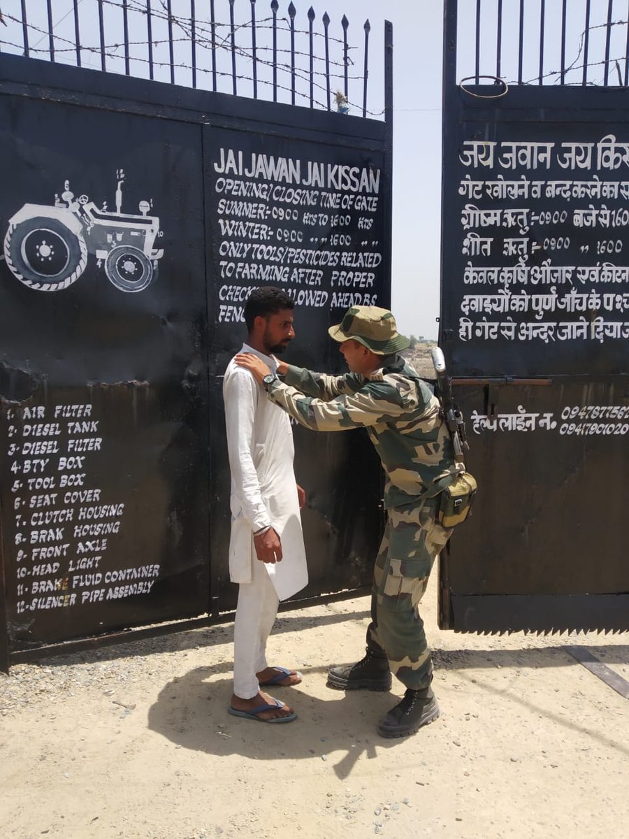 BSF_Punjab's tweet photo. #BSF
#Punjab
#जीवन पर्यन्त कर्तव्य

हर मौसम में सीमाओं पर हम होशियार खड़े 
धूप हो या छांव शहर हो या गांव जिंदगी है दाव
हम है सीमा सुरक्षा बल.... 

सीमा ही नहीं सीमा क्षेत्र के भी #प्रहरी

#Bordermen standing guard on borders 24X07 in the service of motherland. https://t.co/xtL06aJ8Aq