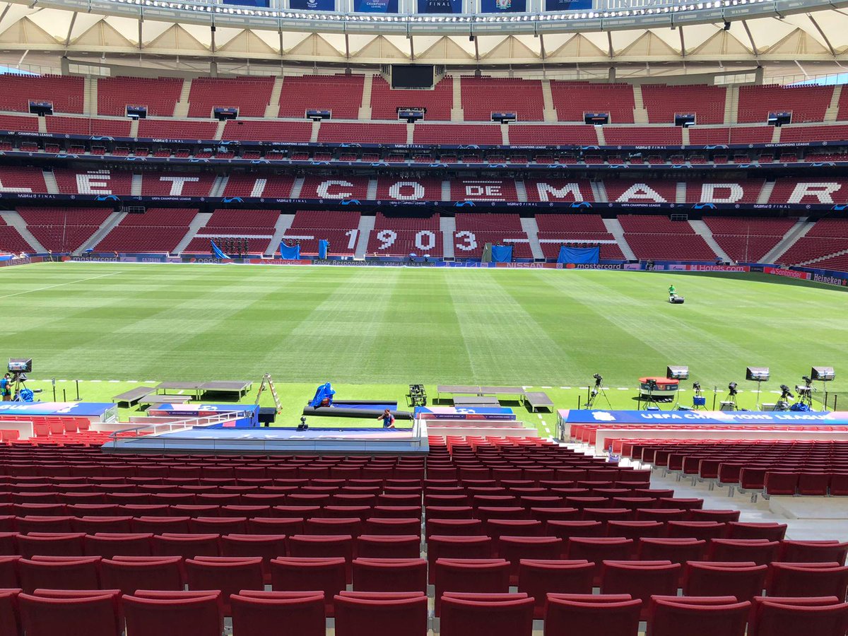 BernhardCompany's tweet image. Working with @DELTACINCO1  at the home of Atletico Madrid  getting ready to the highest standards for #ChampionsLeague Final. Good luck to Tottenham Hotpsurs &amp;amp; FC Liverpool -  @bernhardgrinder proud supporter of top quality pitch and football #keepingsharp #sharpeningsolutions
