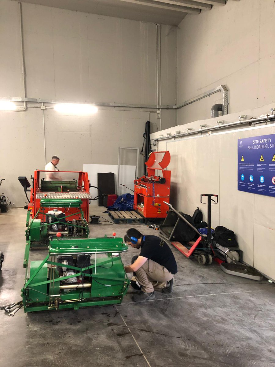 BernhardCompany's tweet image. Working with @DELTACINCO1  at the home of Atletico Madrid  getting ready to the highest standards for #ChampionsLeague Final. Good luck to Tottenham Hotpsurs &amp;amp; FC Liverpool -  @bernhardgrinder proud supporter of top quality pitch and football #keepingsharp #sharpeningsolutions