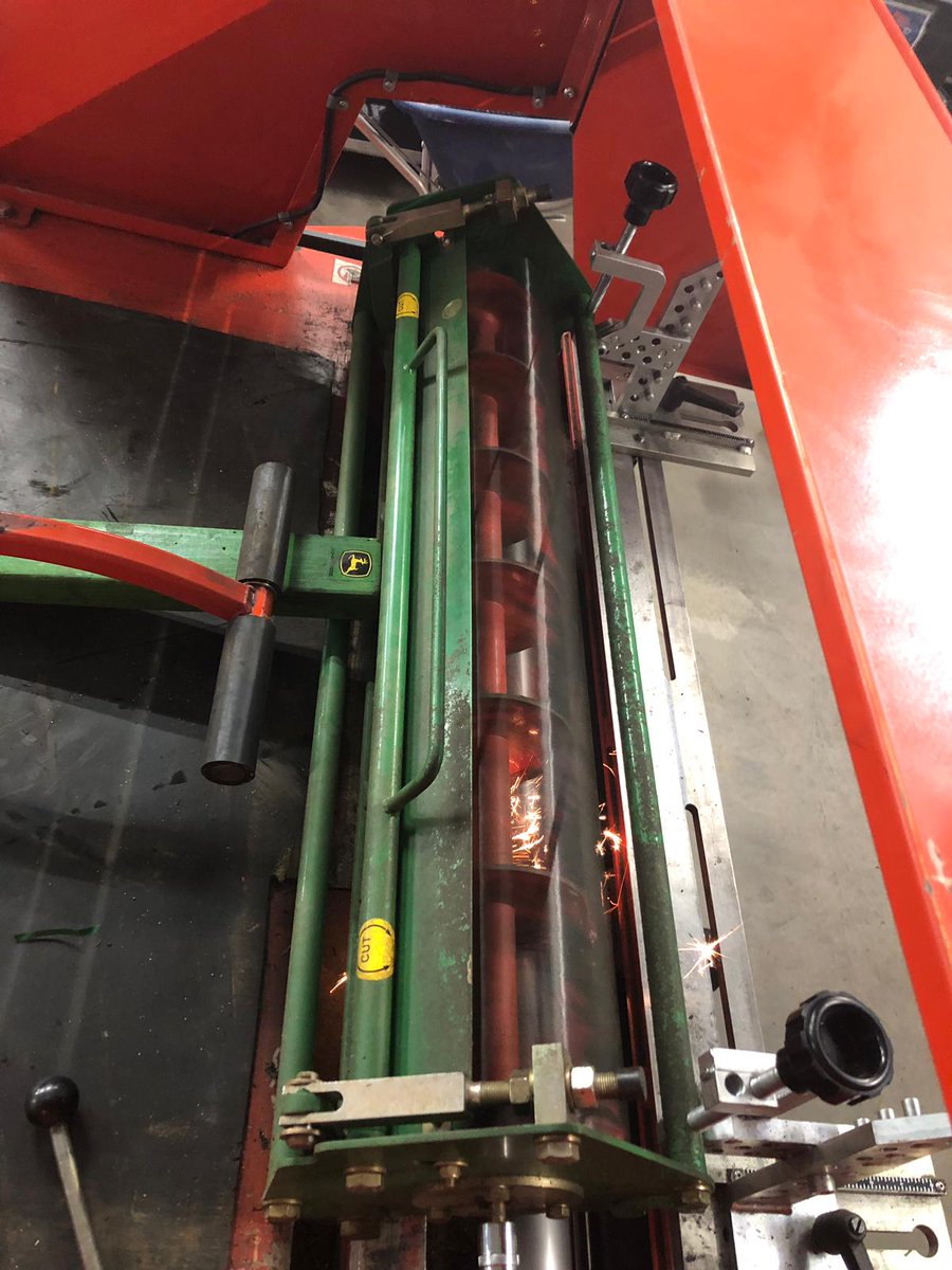 BernhardCompany's tweet image. Working with @DELTACINCO1  at the home of Atletico Madrid  getting ready to the highest standards for #ChampionsLeague Final. Good luck to Tottenham Hotpsurs &amp;amp; FC Liverpool -  @bernhardgrinder proud supporter of top quality pitch and football #keepingsharp #sharpeningsolutions