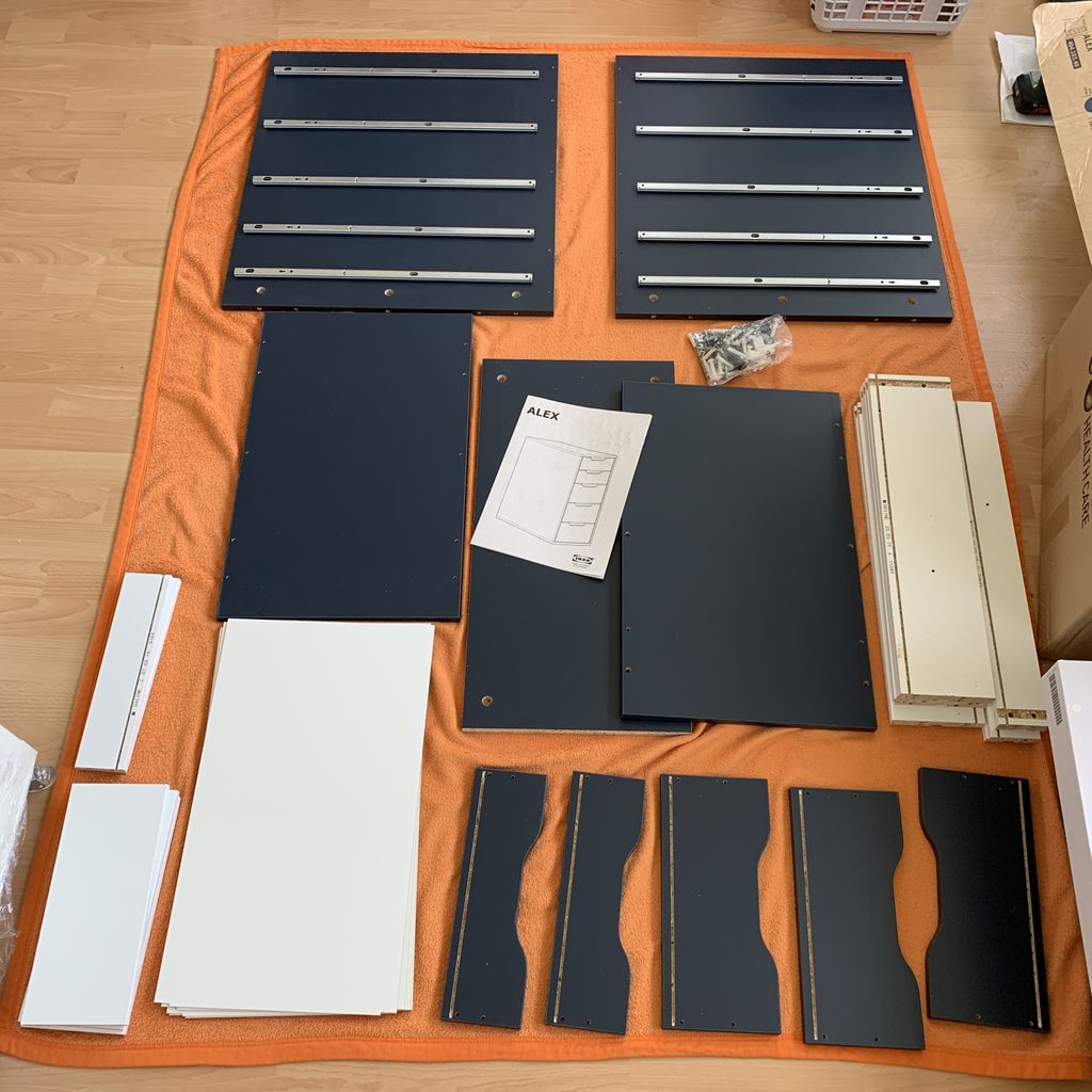 PlayStefan_One's tweet photo. Let’s do this one more time!🛠😅 Nachdem die eine Seite neben dem Schreibtisch bestückt ist, folgt nun die andere😊 Pimp my Studio!✌🏻😎 #GermanMediaRT #REDfaischt #REDcave #Studio #IKEA #Alex https://t.co/QBvfjSHaET
