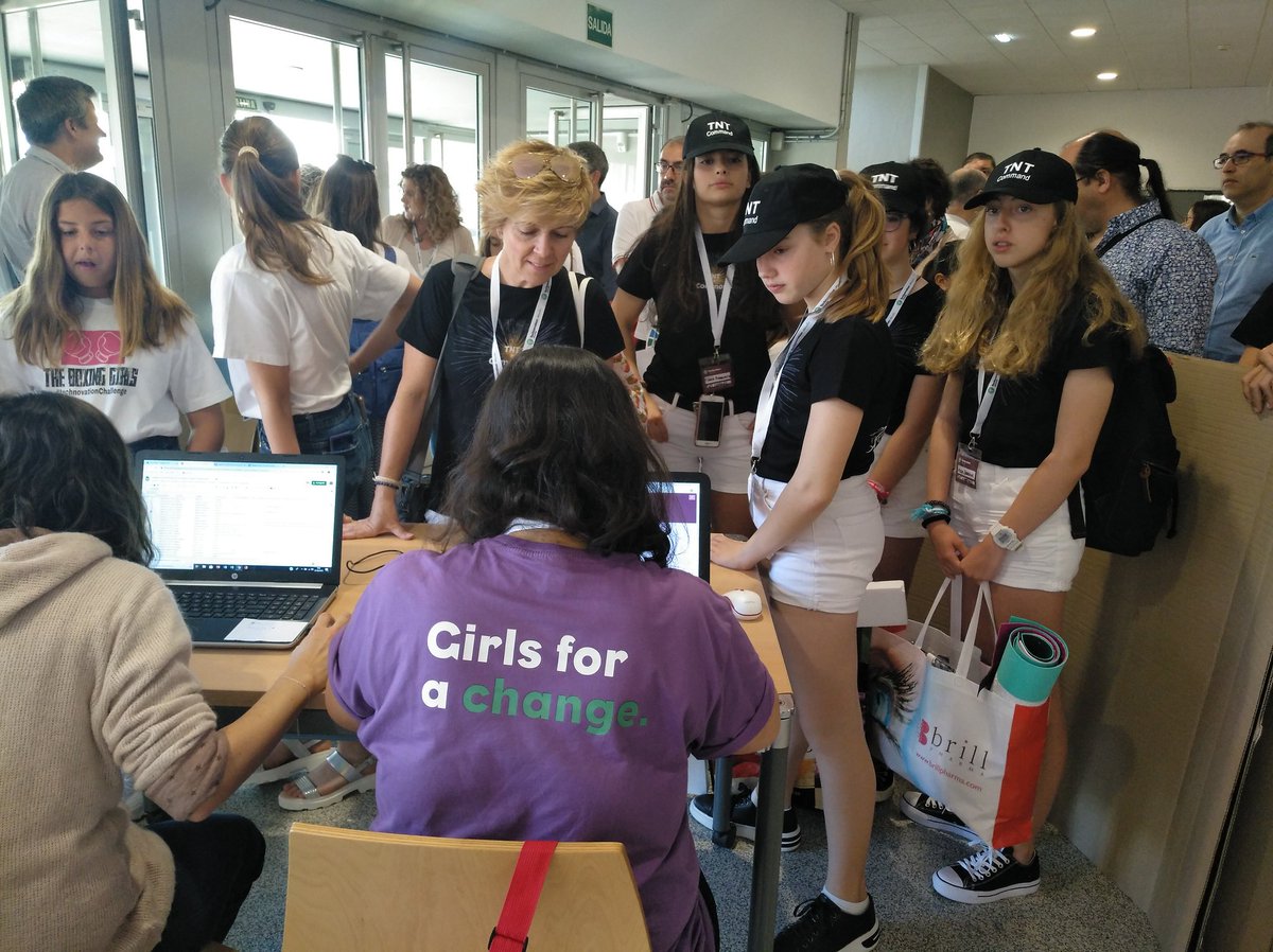PaolaFatas's tweet image. Comienza la jornada de #technovAragon19 en @EINAunizar @unizar #technovationchallenge #girlsforachange #womenintech @MulleresTech