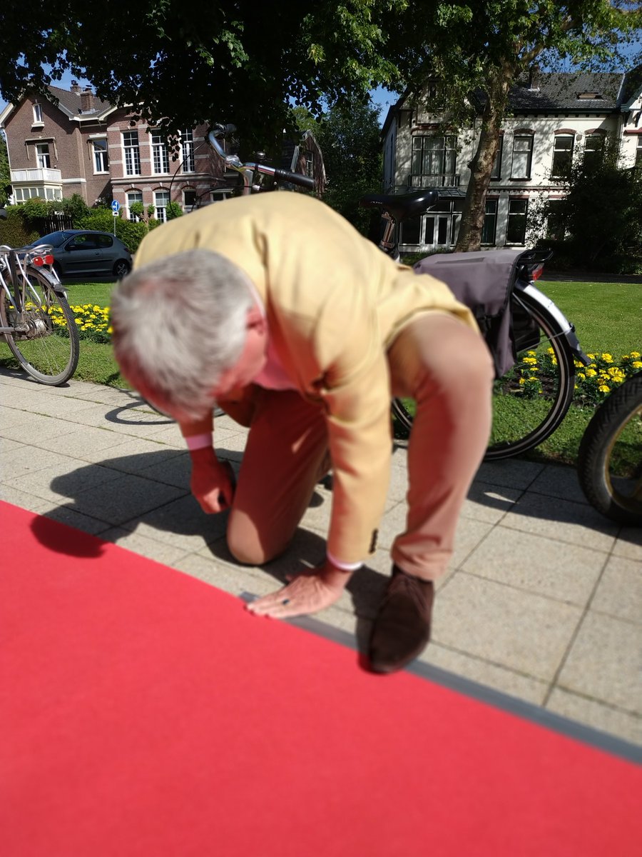 Wethouder Jaeger legt de laatste hand aan de rode loper. U bent alle welkom bij Iktoon Hilversum.Dudopark