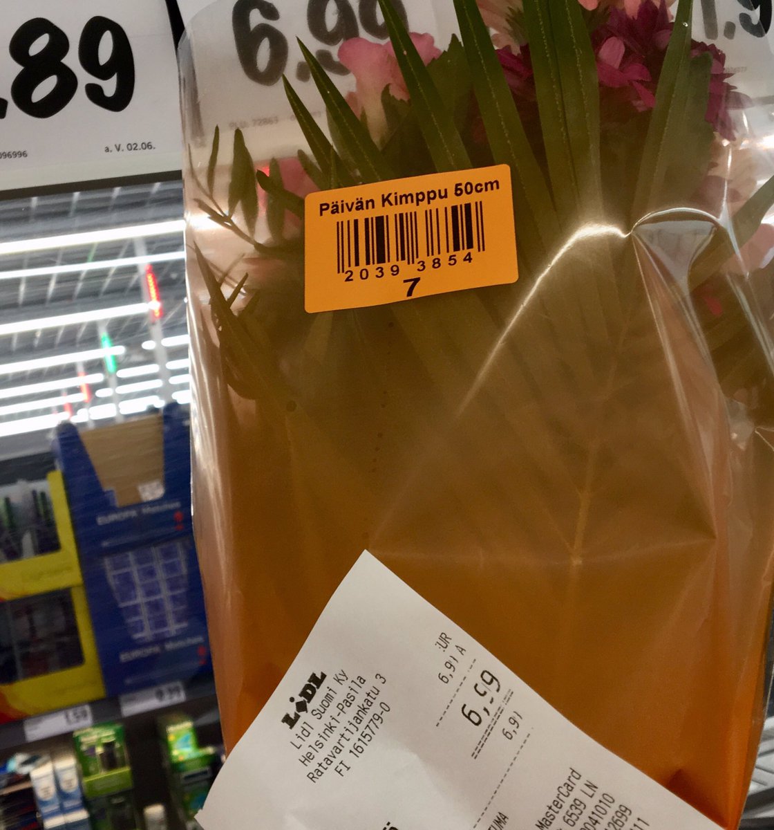 tuomoseppala's tweet photo. @LidlSuomi kukkakauppa on vähintäänkin harhaanjohtavaa. Tuote jonka pakkauksessa lukee ”Päivän kimppu” ei olekaan se Päivänkimppu joka on hintalapussa. Ei, vaan liki tuplahintainen tuote. Ei näin Lidl. Ei näin 👎 https://t.co/puzYrUhnUW