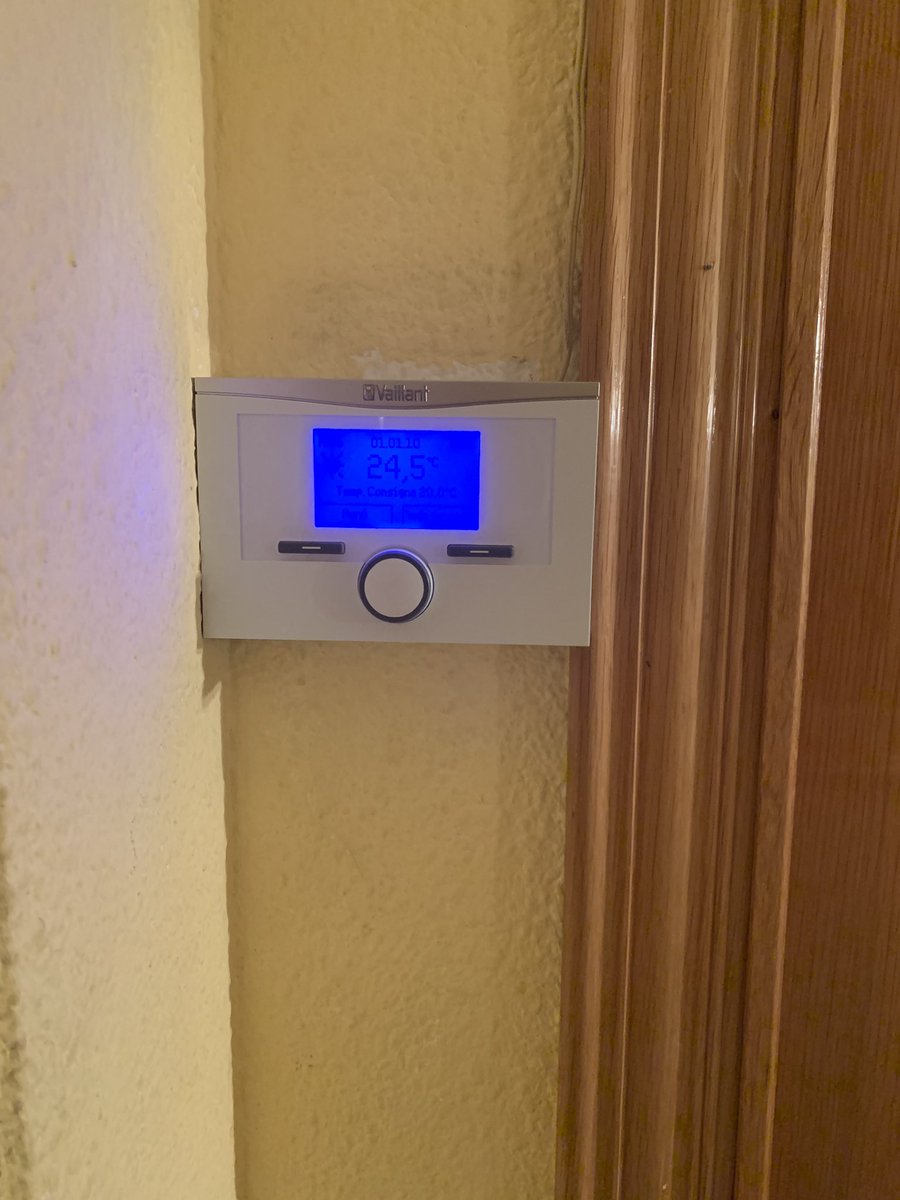 InstNavarroHnos's tweet photo. Nueva #caldera @Vaillant_es instalada en Valencia. #Caldera #EcotecPlus246 y #termostatomodulante #CalorMATIC350 #InstalacionesVaillant https://t.co/9Da1wDtTpR