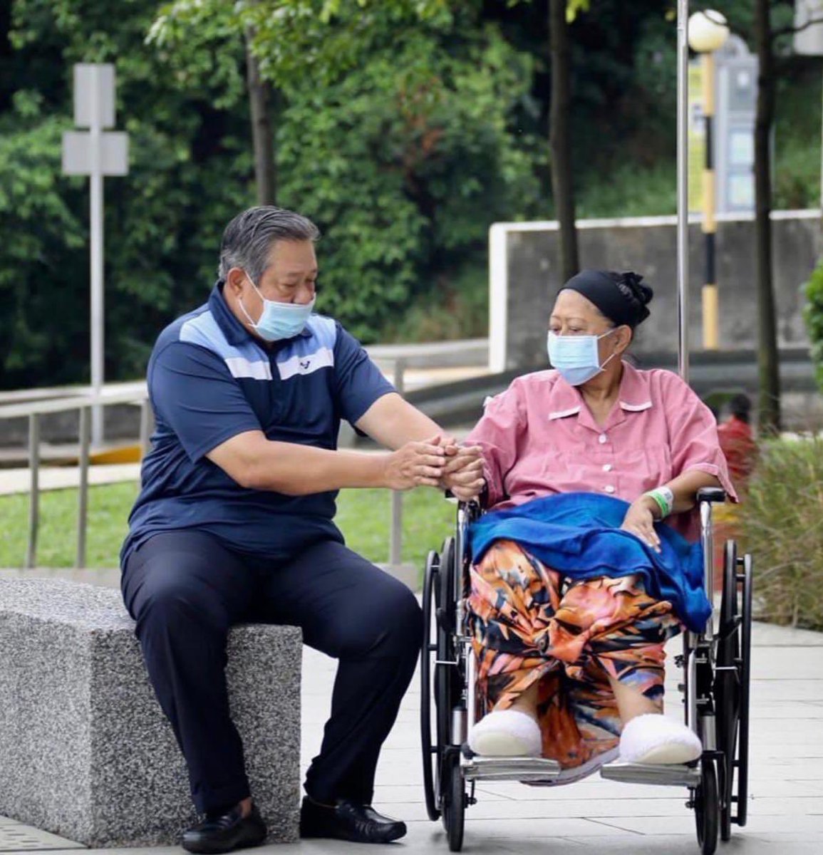 sandiuno's tweet photo. Innalillahi wa’inna ilaihi rojiun. Selamat jalan Ibu Ani Yudhoyono. Insya Allah husnul khotimah. Saya dan tentunya seluruh masyarakat Indonesia tidak akan bisa lupa jasa-jasa yang Ibu pernah berikan kepada Bangsa ini. https://t.co/JpvQ34jBPj