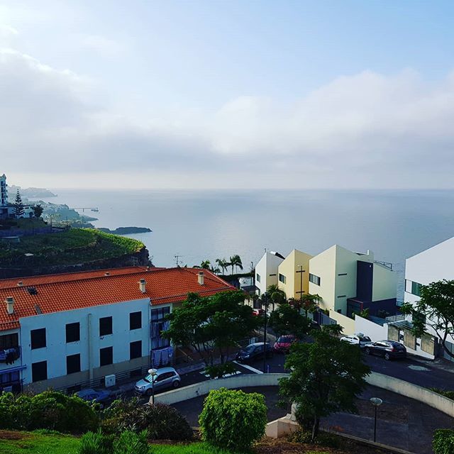 ErasmusCRABQ's tweet photo. Buenos dias desde Camara de lobos 😉 lo que ves al abrir la ventana. #erasmusplus #KA101 #islamadeira #camaradelobosmadeira https://t.co/BanIkIpLat https://t.co/bTzAtIOdfX